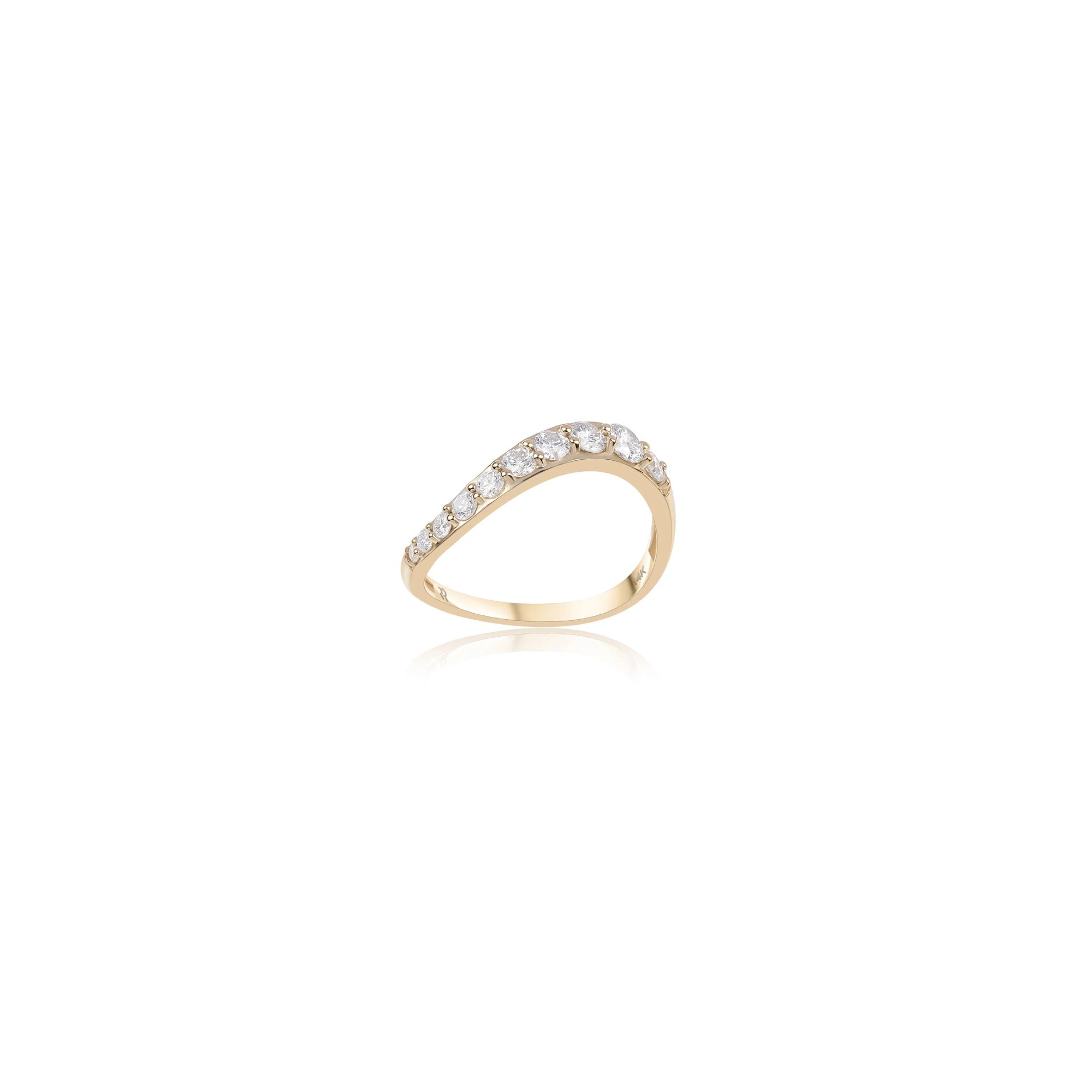 Gold wavy ring with graduating diamonds