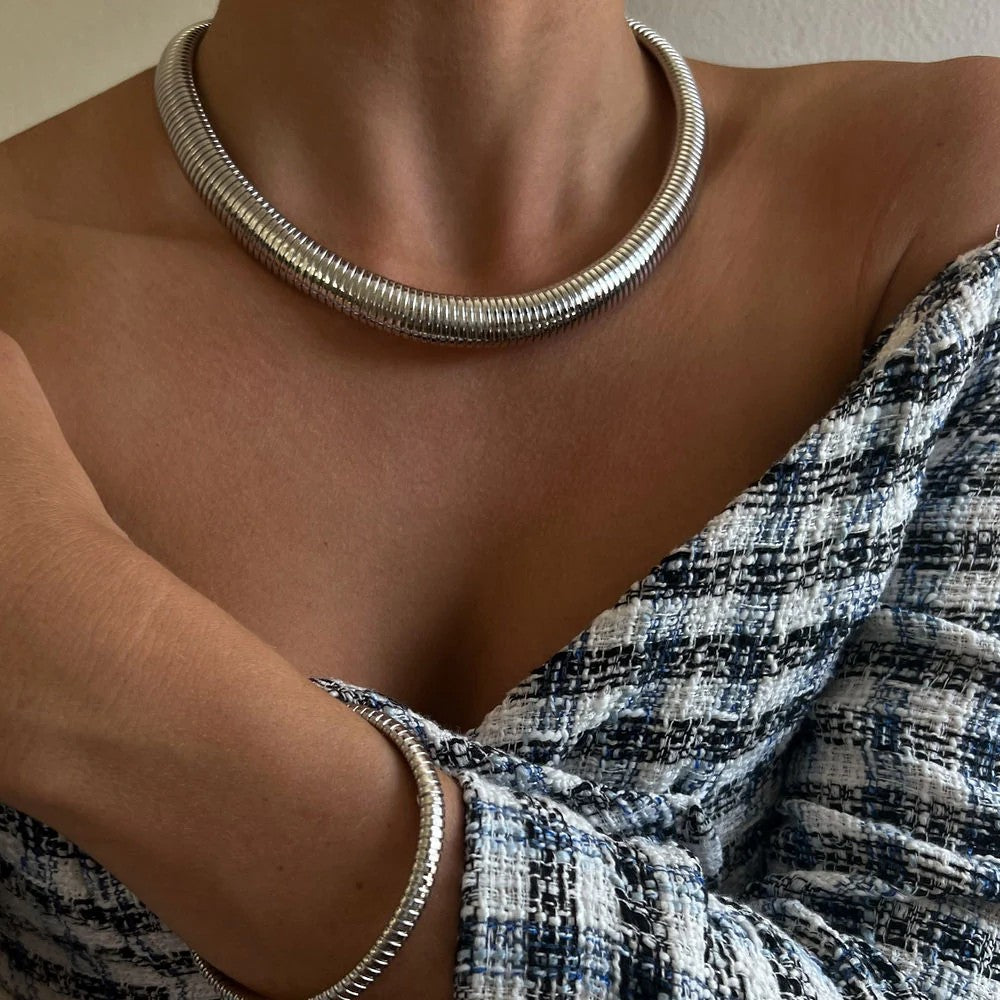 Silver ribbed necklace and bangle on model close shot.