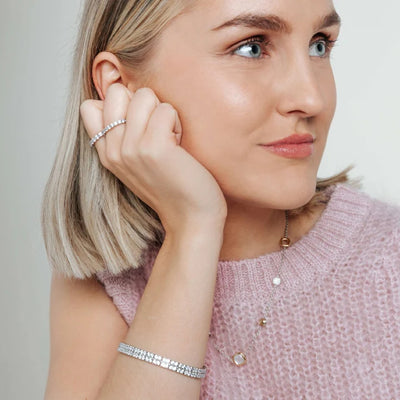 Ti Sento Milano rings and bracelet on model